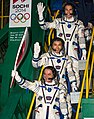 Tripulantes da Expedição embarcando em Baikonur com a tocha olímpica.