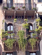 Casas decoradas con frescos en el lado oeste de la plaza.