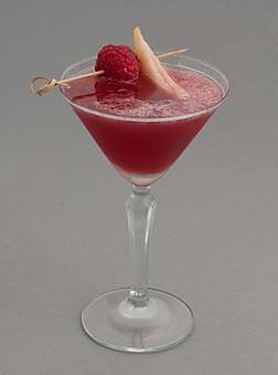 Un verre de Jack Rose, cocktail composé de calvados, de grenadine et de jus de citron ou de lime. (définition réelle 2 597 × 3 491)