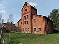 ehem. Wirtschaftshof der Gutsanlage mit Resten der Schloßgartenmauer (Flurst.: 83 und 84), mit ehem. Pferdestall mit Wasserturm – Lange Straße 27, Flurstück: 67/1), ehem. Hühnerstall (falsche Erfassung als Inspektorhaus) - Lange Str.28a - Flurstück: 66/3, 2 Wirtschaftsgebäuden (1 Wirtschafts-gebäude 1994 abgebrannt - v.A. gestr.), 1 Wirtschaftsgebäude – Lange Straße 26/26a – Flurstück: 66/5 und 66/2und ehem. Schmiede - Lange Str. 26 - Flurst.: 66/4) und Wohnhaus (Mietshaus, Lange Straße 28, Flurstück: 66/8)