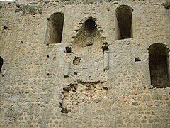 Les vestiges de la cheminée du logis.