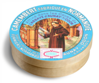 Camembert fabriqué en Normandie, affiné dans les caves de l’Abbaye d’Aunay-sur-Odon dans le Calvados.