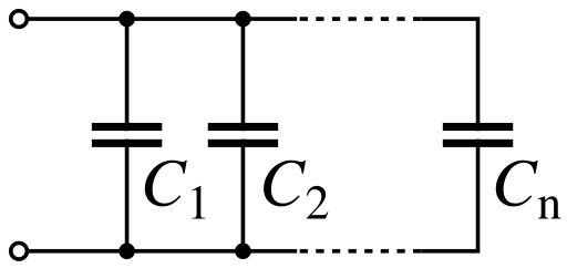 Un esquema de varios capacitors, lado por lado, ambas ventajas de cada conectados a los mismos cables.