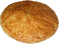 Galette（法语：Galette）,图中为国王饼。如果单是galette，指的是荞麦面做成的煎饼，没有咸甜调味，是直接可以包裹香肠或者其他材料的主食尤其是与香肠搭配，常在街头售卖，叫galette saucisse