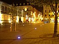 La place de nuit. À gauche, les Halles.