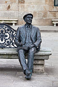 Estatua fronte á casa do concello de Cambados.