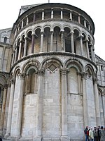 Pisa, Dom, Apsis 1063–1100, unte­re Galerie mit Rück­wand und Quer­ton­nen, obere un­ge­wölbt, Sicht auf Apsiskuppel