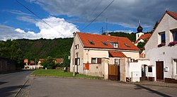 Vrané nad Vltavou, dolní část Nádražní ulice, v pozadí vpravo je vidět věž kostela sv. Jiří