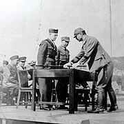 青島の降伏式にて、レミュエル・C・シェファード・ジュニア（英語版）少将と陳宝倉中将に軍刀を差し出す長野栄二少将