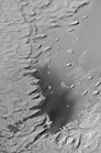 Шаруваті породи в невеликому кратері на північно-західному краю Скіапареллі.