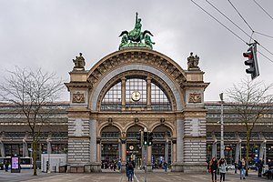 Bahnhofplatz mit Aufnahmegebäude