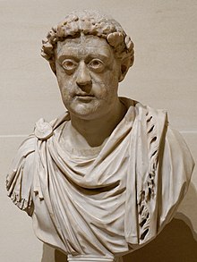 פסל של לאון הראשון, עם זר עלים על הראש שלו