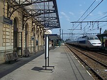 Photographie d'un train à grande vitesse dans la gare de Biarritz.