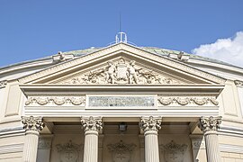 Fronton de l'édifice.