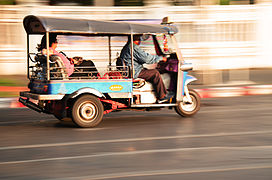 タイで観光客向けタクシーとしてさかんに利用されている三輪自動車。タイではトゥクトゥクと呼ばれている。