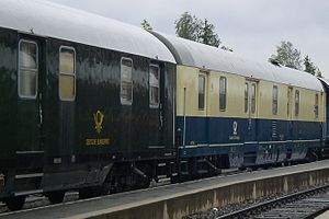 Zwei Bahnpostwagen der Gattung mr-a