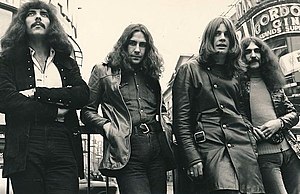 Black Sabbath roku 1970 na Piccadilly Circus. Zleva: Tony Iommi, Bill Ward, Ozzy Osbourne, Geezer Butler.