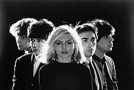 «Blondie» ў 1977 годзе: Гэры Валентайн, Клем Берк, Дэбі Гары, Крыс Стайн і Джымі Дэстры.