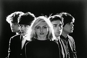 Blondie noong 1977. Kaliwa hanggang kanan: Gary Valentine, Clem Burke, Debbie Harry, Chris Stein at Jimmy Destri.