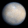 صورة التقطتها كاميرا ACS لكوكب سيريس القزم في عام 2005 . (الدقة 18 كيلومتر لكل بكسل).