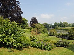 Vue sur le château depuis le jardin de la source.