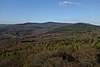 Eichkopf (Ruppertshain), rechts im Bildmittelgrund aus Südwesten gesehen vom Atzelberg. Dahinter der Altkönig, in der Hintergrundmitte Großer Feldberg, links davon der Glaskopf über dem Ort Glashütten.