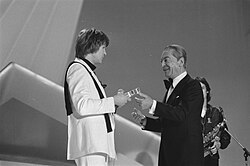 Bezençon (jobbra) gratulál Johnny Logannek, miután megnyerte az 1980-as Eurovíziós Dalfesztivált