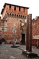 La torre d'ingresso settentrionale con installazioni di Angelo Bozzola