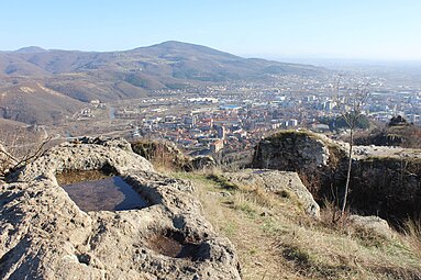 Панорама Косовске Митровице виђена са брда Звечан.