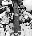 Dick Bong (na levi) (40 zmag) in Tommy McGuire (38 zmag), najboljša pilota P-38. Slikano 15. novembra 1944 na Filipinih.