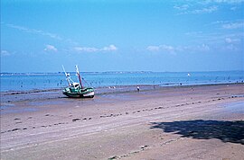 A beached fishing boat in Saint-Trojan-les-Bains