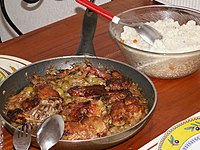Yassa là một món ăn phổ biến ở khắp Tây Phi được chế biến từ thịt gà hoặc cá. Trong hình là yassa gà.