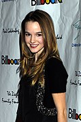 Kay Panabaker interprète Daphne Powell.