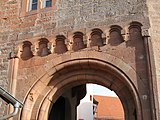 Romanisches Portal der Kernburg mit Rundbogenfries