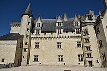 Photographie permettant de comparer les deux tours d'escalier, une étant médiévale (vers 1450) et l'autre renaissance (vers 1515-1530).