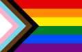 Drapeau LGBT avec les couleurs trans et de l'antiracisme Progress Pride flag dessiné par Daniel Quasar[16].