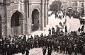 Le cortège des manifestants passant entre les Arènes et le Palais de Justice