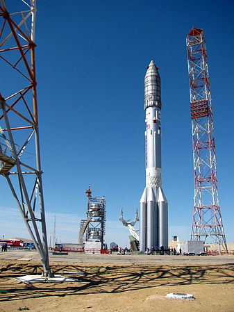 Un Proton-M sulla rampa di lancio del Cosmodromo di Bajkonur