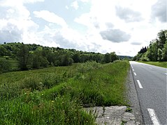 La route départementale 982 longe la vallée de la Liège.