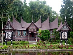 Une rumah gadang (en), maison traditionnelle des Minangkabau.