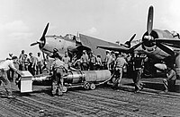 1944年に空母ワスプ (CV-18)艦上でグラマン TBF アヴェンジャー雷撃機に搭載されるMk 13魚雷。 魚雷の先頭部には水面への着水時に離脱する、前頭部と尾部を保護する為の木製の保護カバーが取り付けられている。