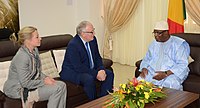 Ministers Hennis-Plasschaert en Timmermans bij de Malinese president Ibrahim Boubacar Keïta (november 2013)