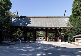 Photo d'un portail d'entrée d'un sanctuaire. Un large toit surplombe deux blocs de colonnes.