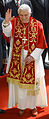 Papa Benedetto XVI in abito corale