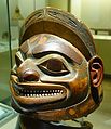 Casco tlingit, considerato uno dei capolavori di questa cultura. Alaska, secolo XVIII.