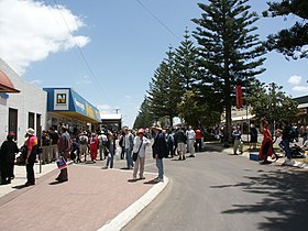 Rua principal de Ceduna por volta do meio-dia, durante as celebrações antes do eclipse solar de 4 de dezembro de 2002.