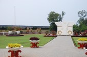 Monumen peringatan di tengah Ereveld Ancol