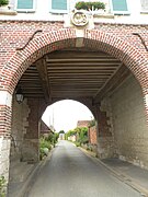 Passage de la route sous le porche du Prieuré