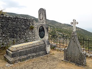 Tombe de Marko Miljanov sur la forteresse Meteon (à droite un monument érigé par sa femme Stefa, et à gauche un autre, érigé plus tard par le peuple)