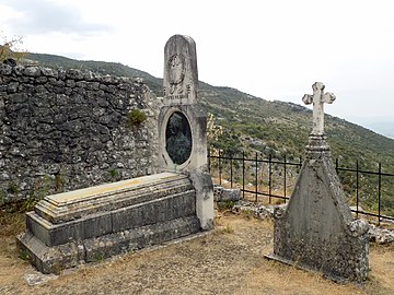 Grob Marka Miljanova na tvrđavi (lijevo je spomenik koji je podigla njegova žena Stefa, a desno drugi, koji mu je kasnije podigao narod)